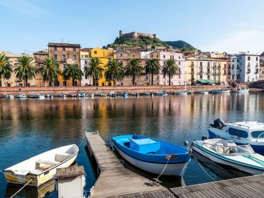 Una settimana lungo la Costa di Smeraldo a bordo di un catamarano con tutti i comfort inclusi.
