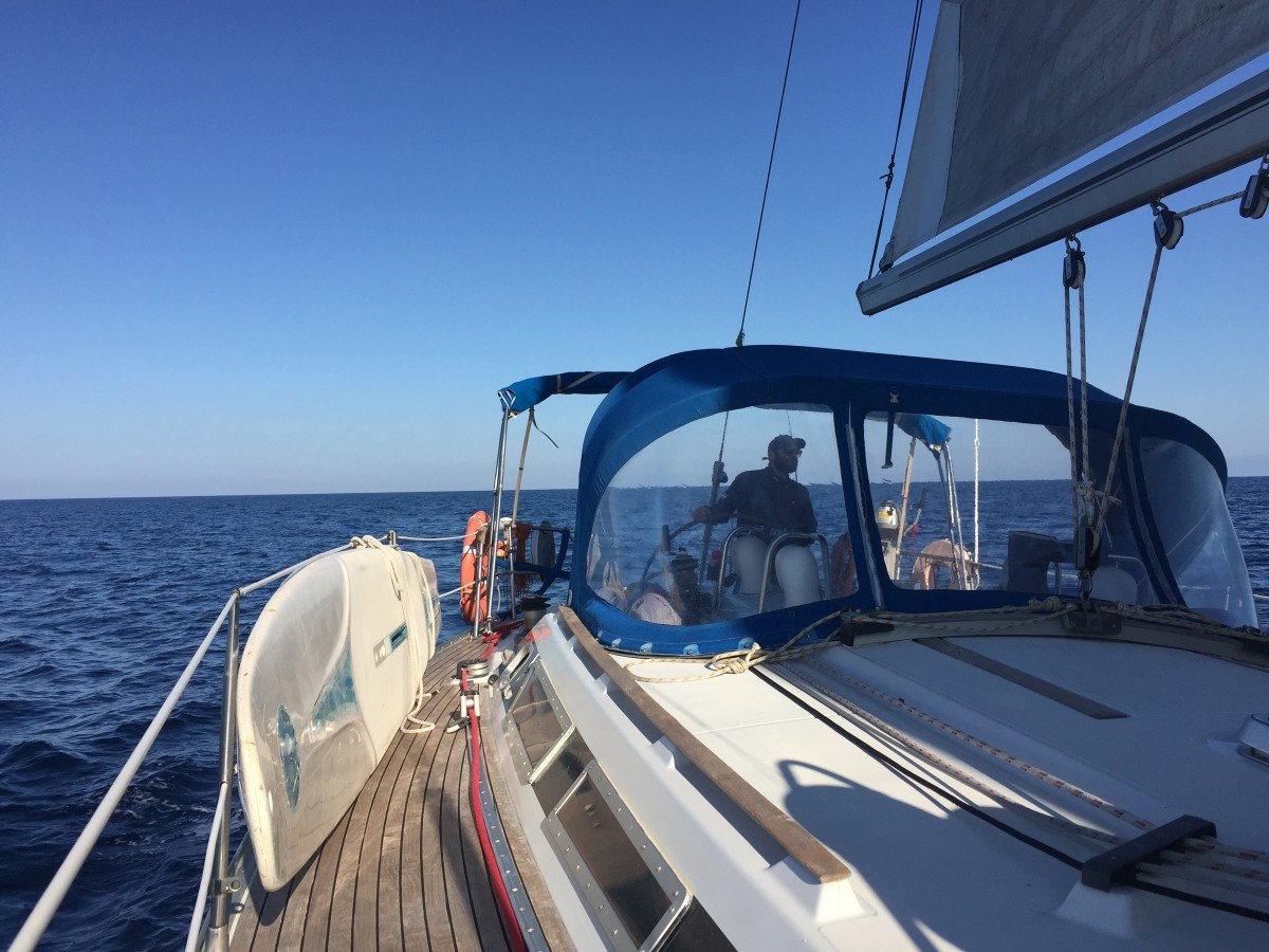 Barca che naviga nel Mediterraneo verso Lanzarote