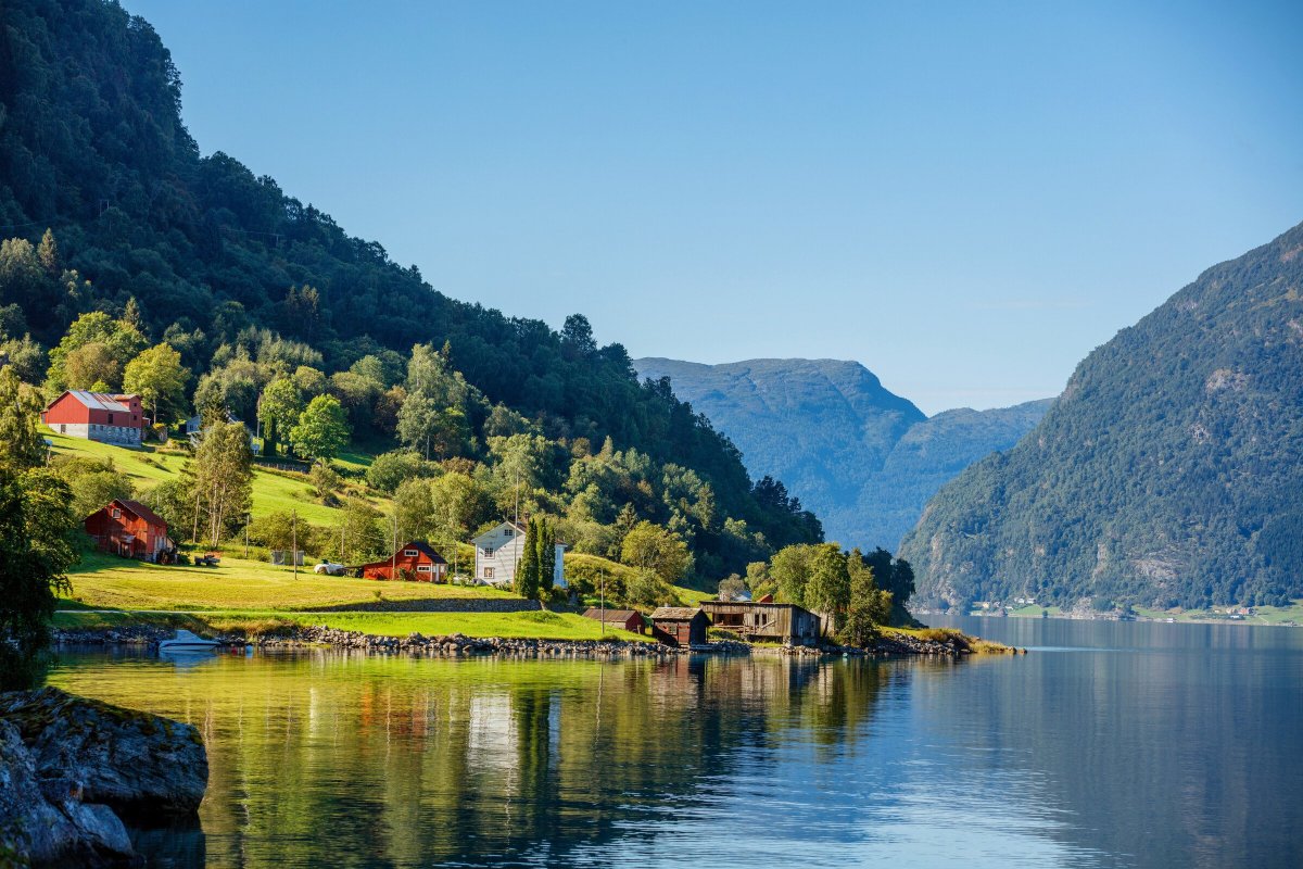 Hochsegelschiff fährt die norwegische Küste entlang