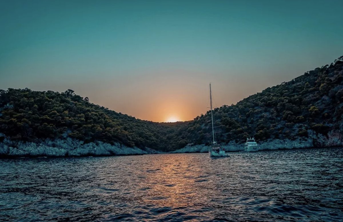 Discover Greece sailing on a yacht