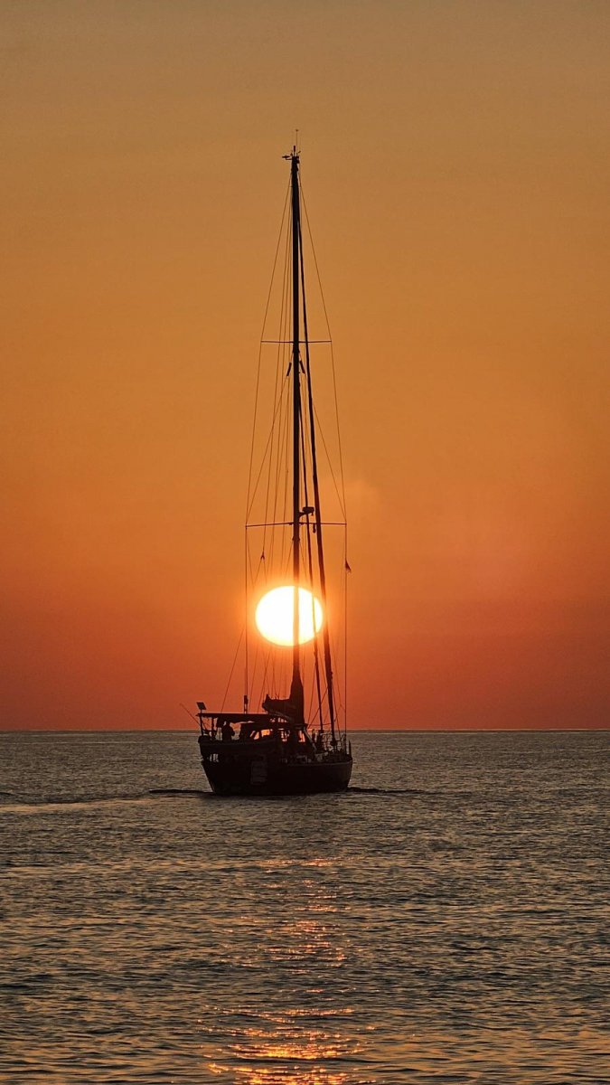 Navega desde Mallorca a Ibiza con impresionantes calas y la vida a bordo