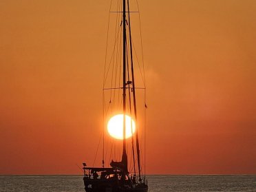 Naviga lungo la Costa di Smeraldo della Sardegna. Acque turchesi e incantevoli borghi.