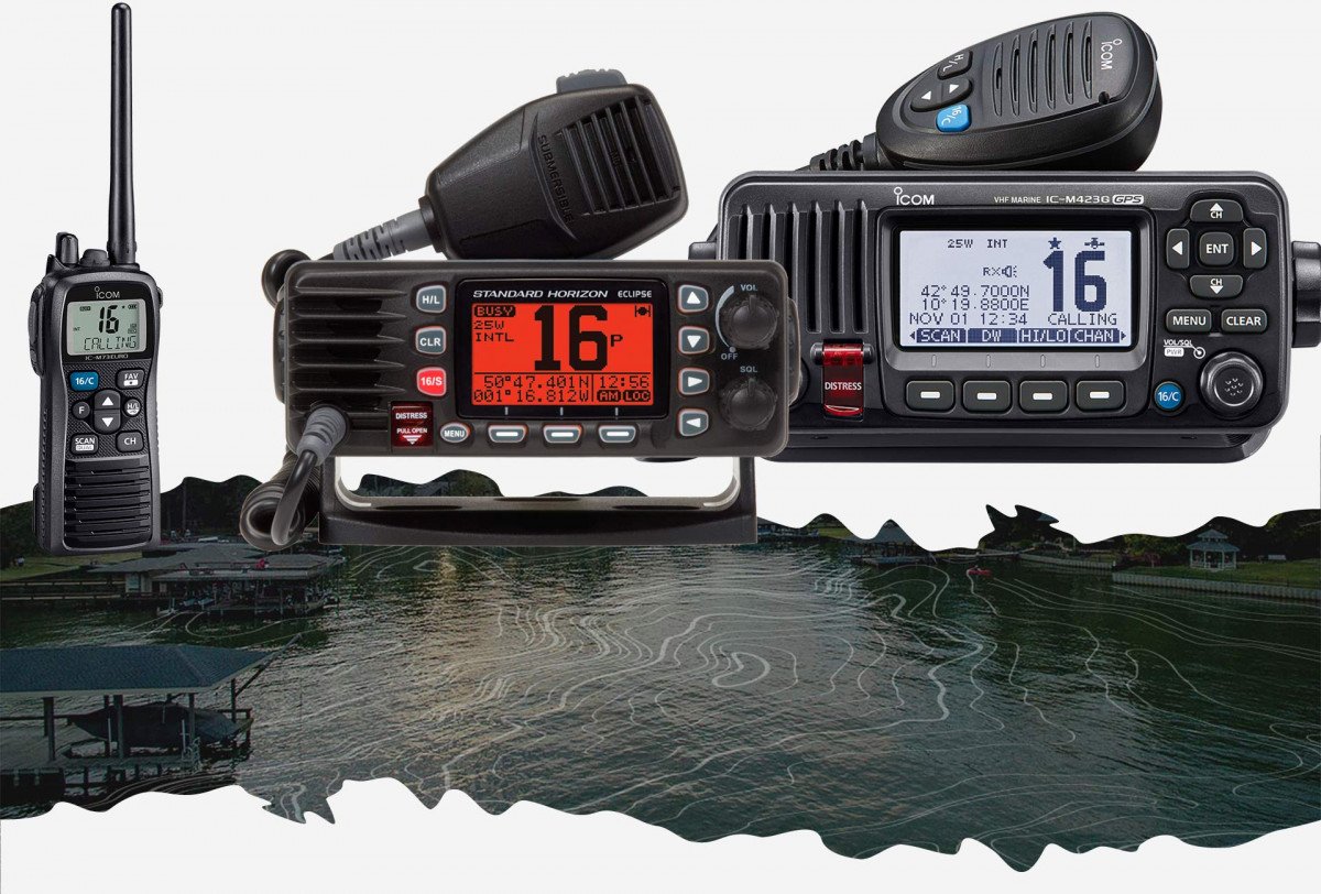 Aprender a comunicarse con otros barcos en la práctica de Radio PER en Málaga