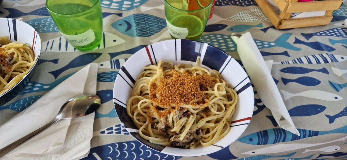 Hostess an Bord für eine unvergessliche Segelkreuzfahrt