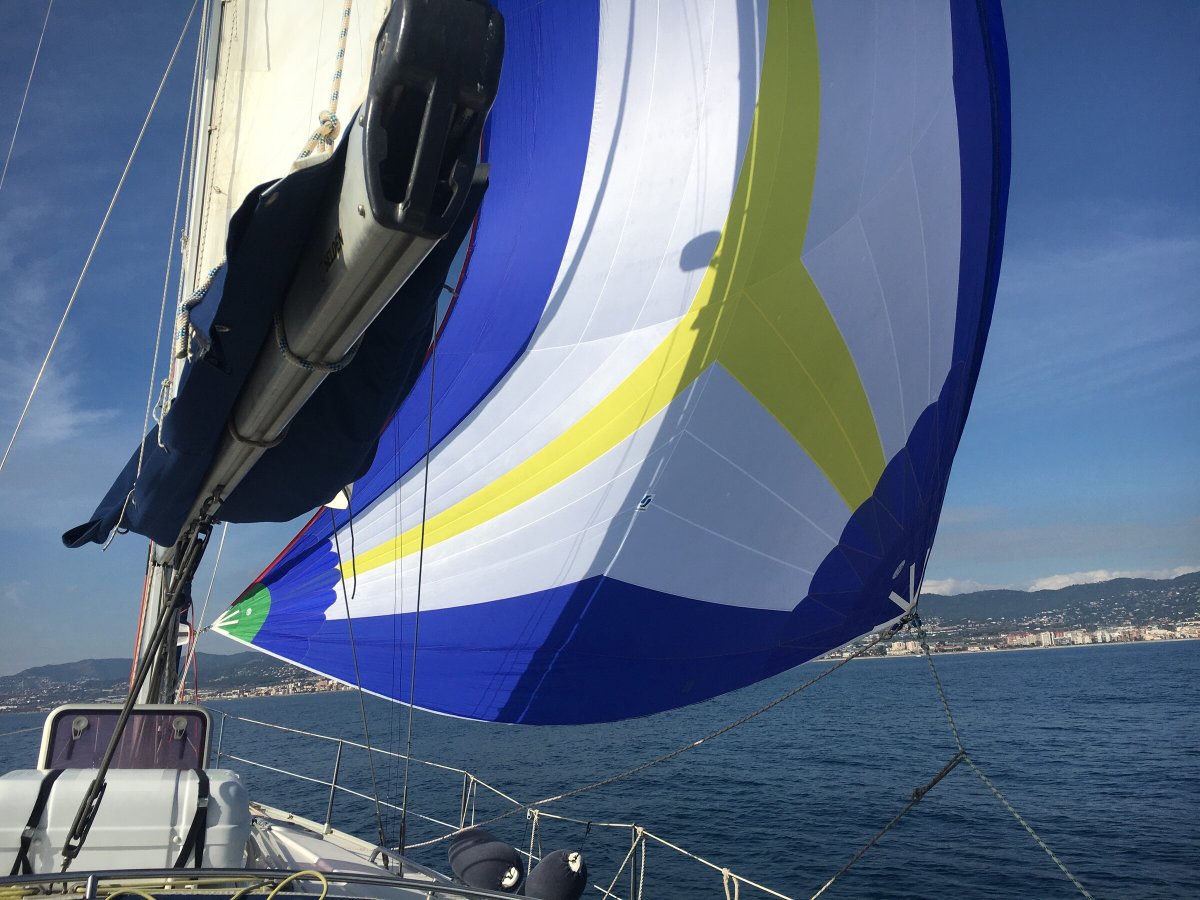Disfruta de la vista de la costa de Barcelona desde un velero