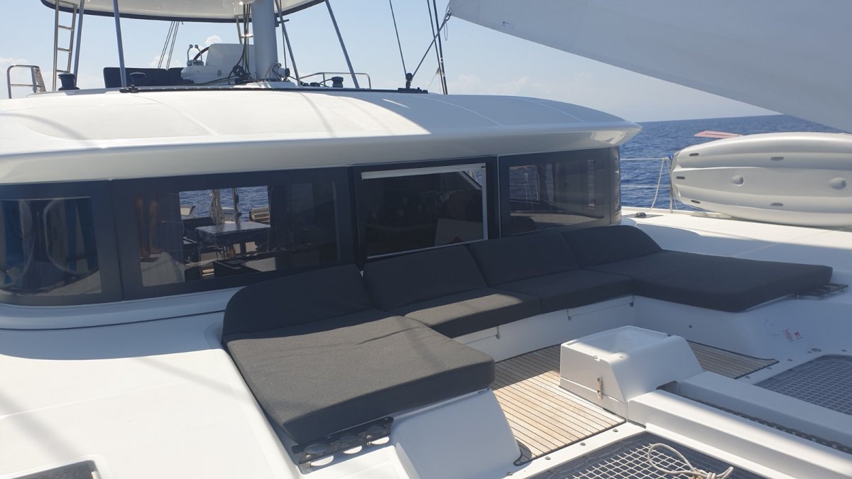 Cruise in catamarano con Hostess alle Eolie