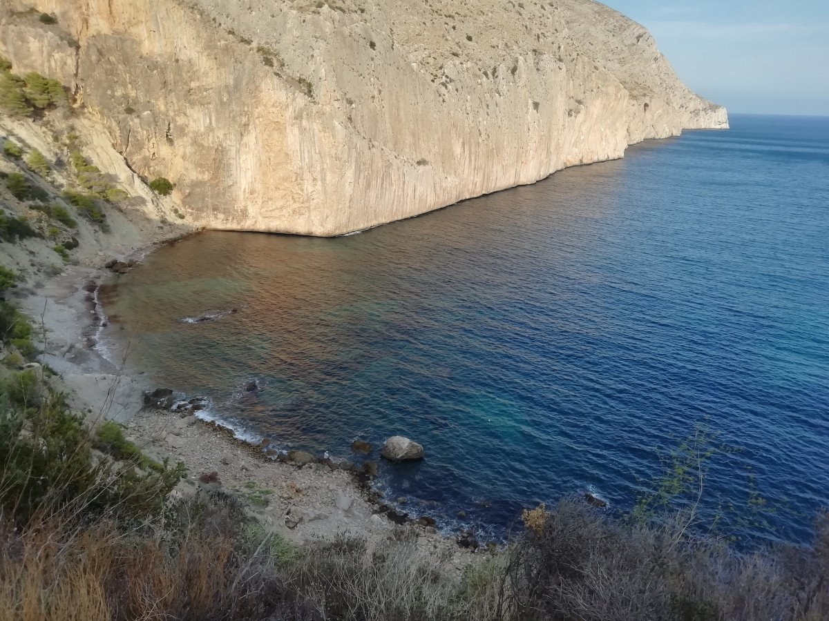 Scopri la bellezza della baia di Altea su una barca a vela