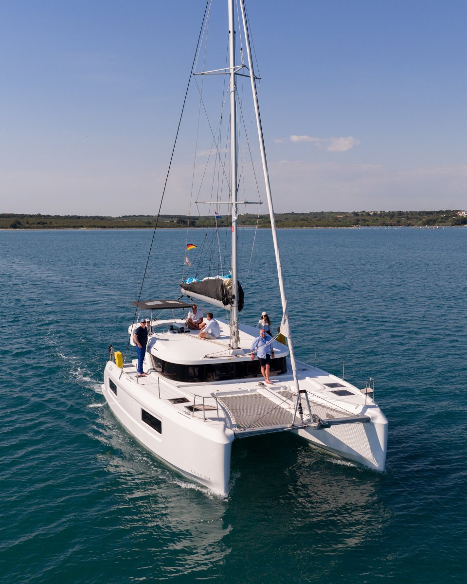 Corso di pilotaggio su catamarano a Pola