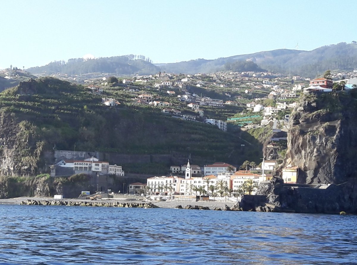 Vista aérea de barcos en el océano durante una travesía