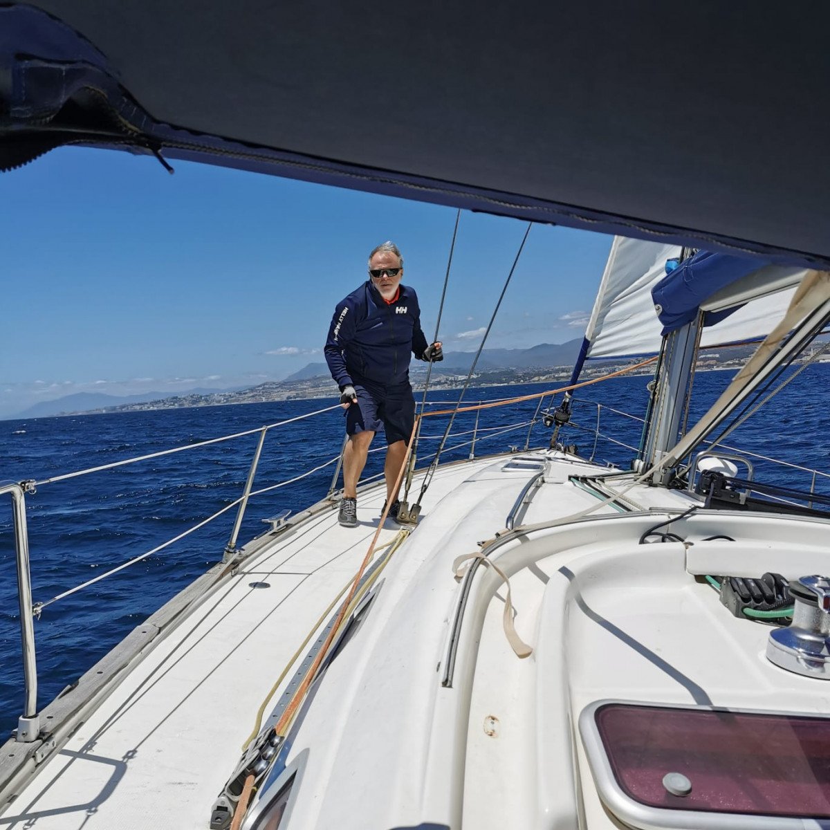 Aprende a navegar de noche y de día en nuestra práctica de PER en travesía 24h desde Benalmádena