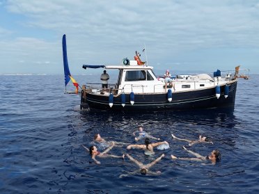 Sail in a llaut through the Bay of Valencia