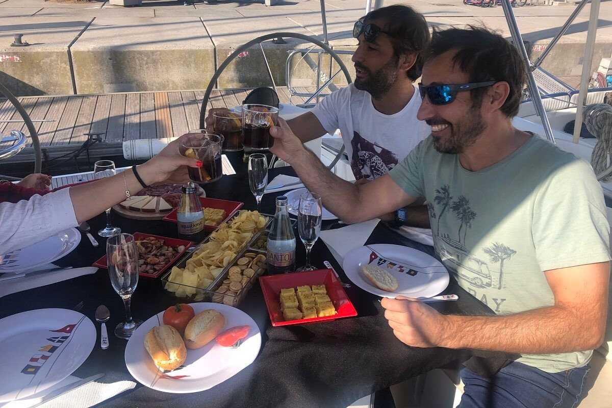 Vuelta en barco con comida en Barcelona