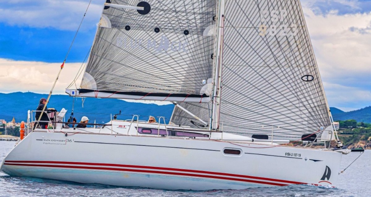 Experience an adventure at sea with our sailing courses in the Rías Baixas.