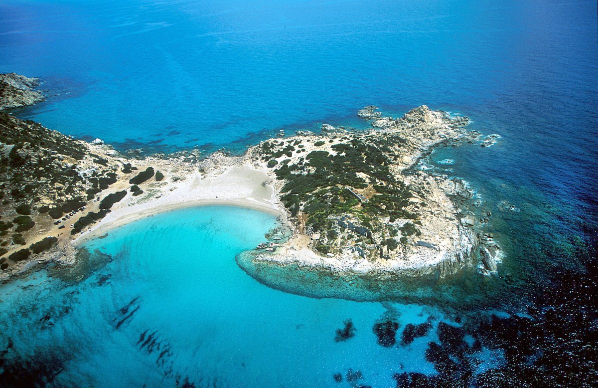 Genießen Sie den Sonnenuntergang über dem Meer während Sie auf unserem Abenteuer durch Nordost-Sardinien und Südkorsika segeln