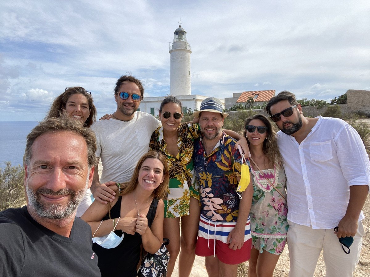 Barca a vela lungo la costa di Maiorca.