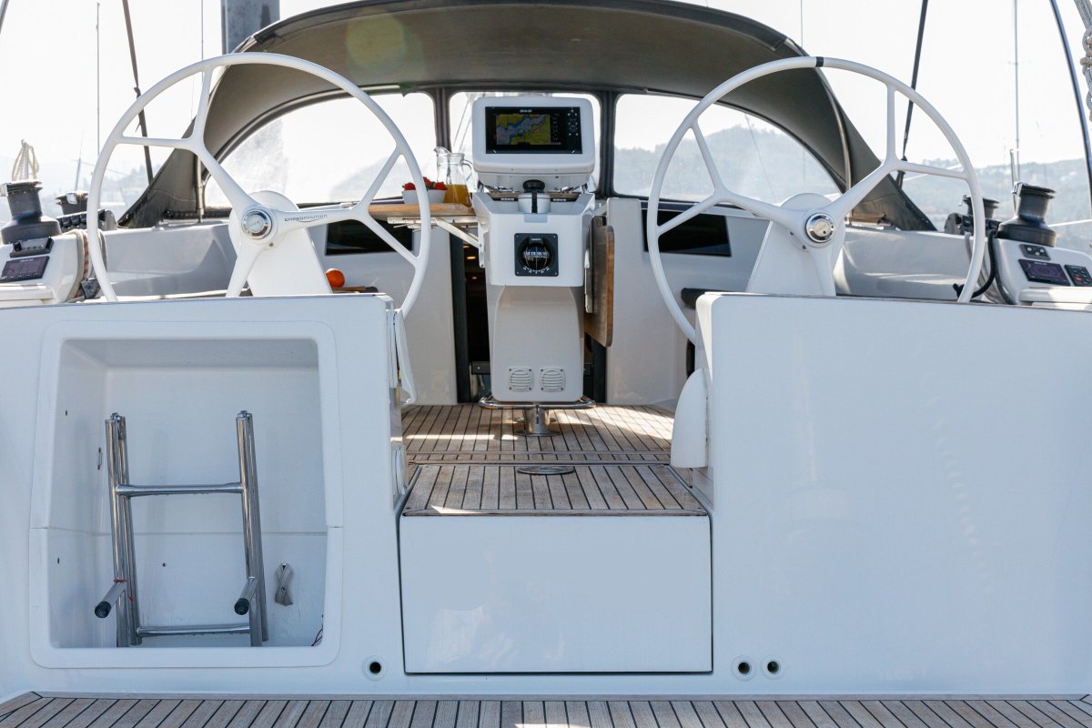 Descubra Rías Baixas en un velero Hanse 415.