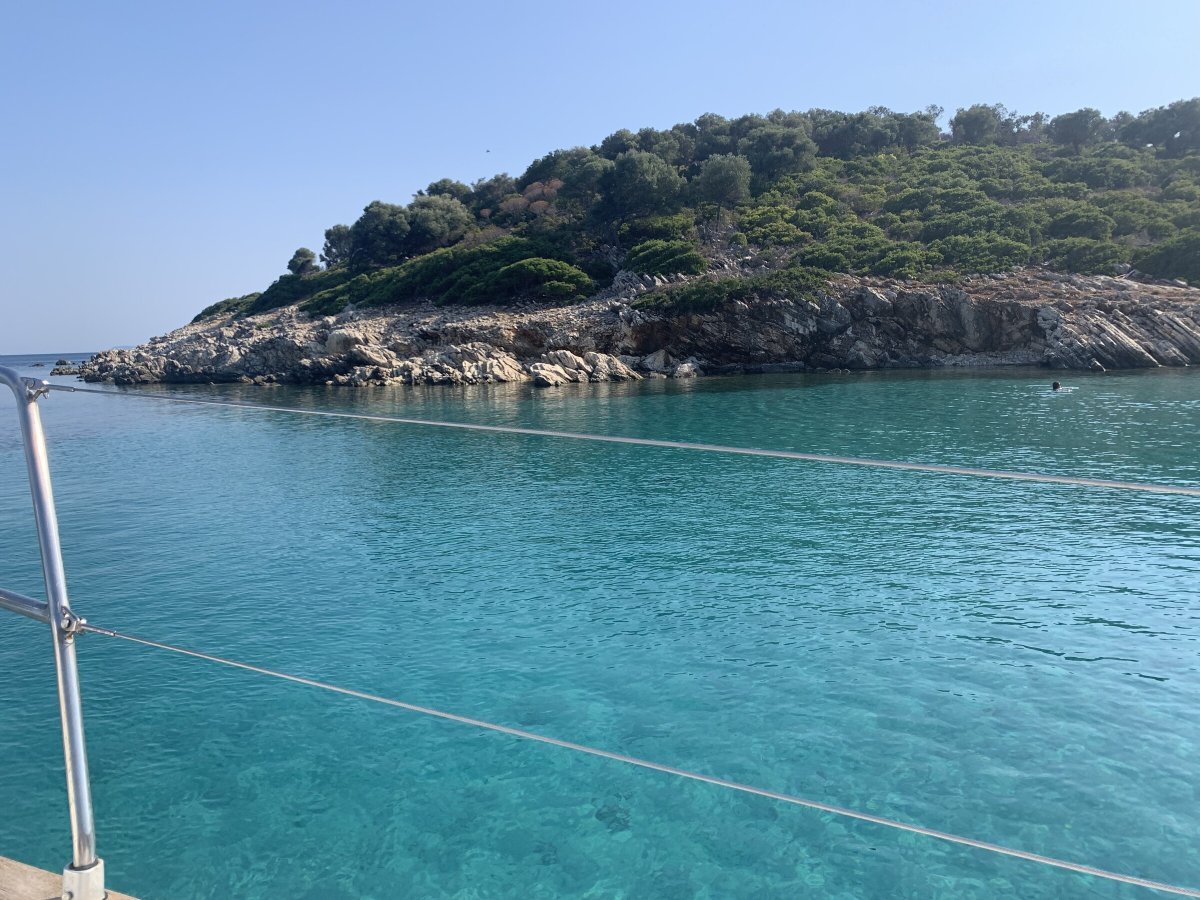Paseo en barco por las aguas cristalinas del Jónico