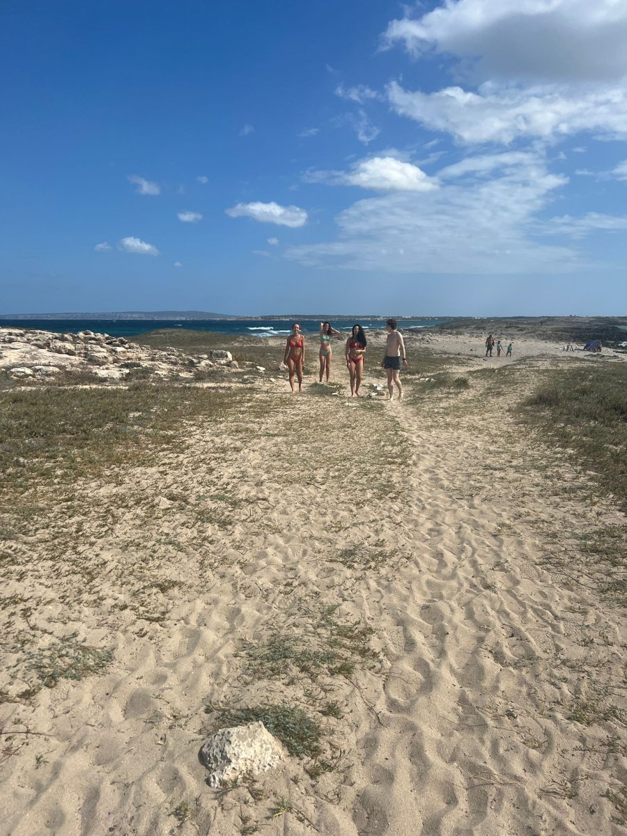 Barche da navigazione lungo la costa della Sardegna