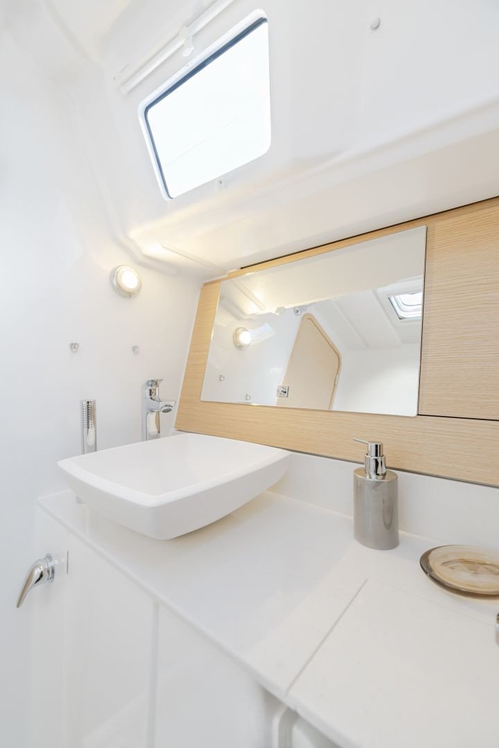 Genießen Sie die Schönheit des Meeres auf einem neuen Skipperlosen Yacht