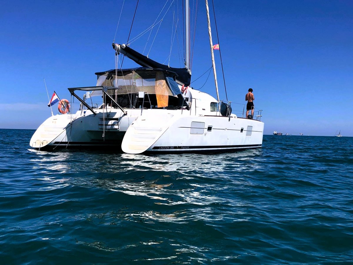 Segeln Sie an Bord eines fantastischen Katamarans in Ibiza und Formentera
