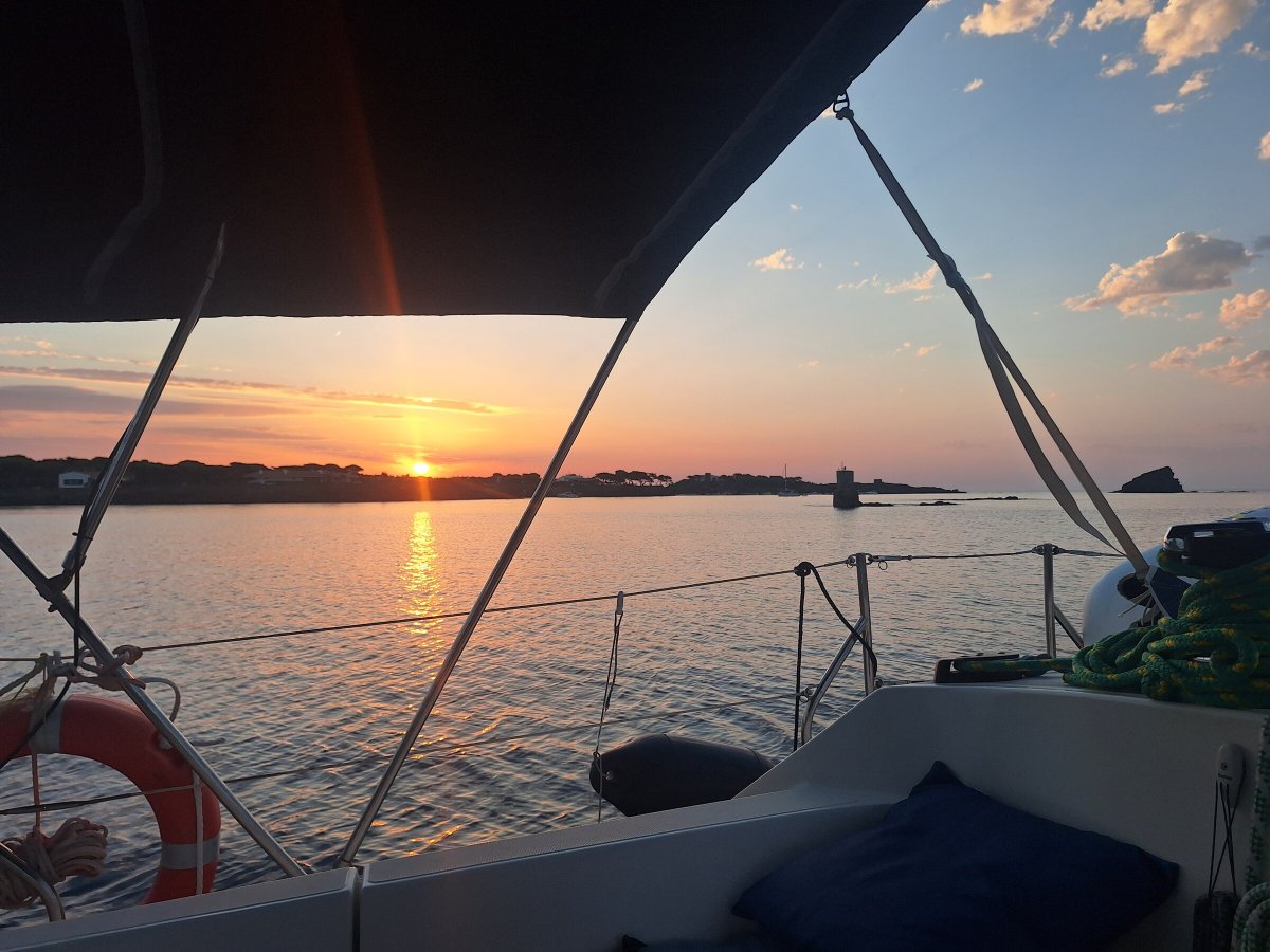 Aventura en barco por la isla de Cabrera en octubre