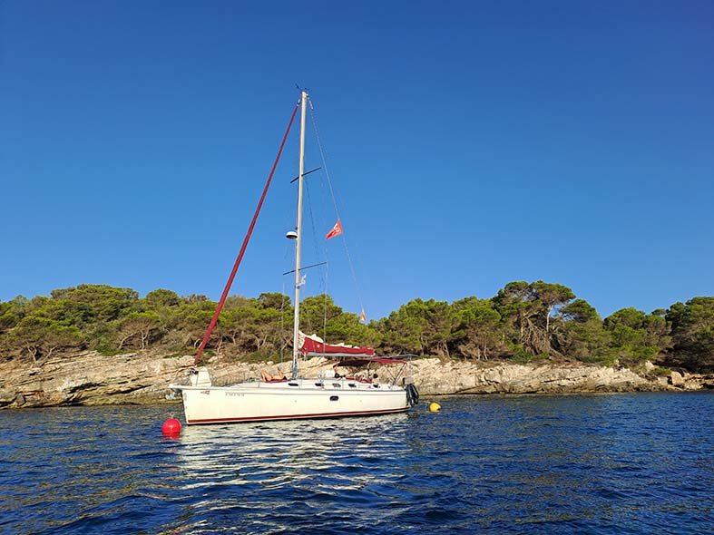 Barco velero en el mar, viaje de Barcelona a Menorca con curso de apnea gratuito