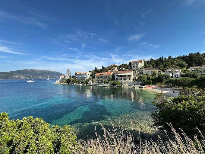 Barcos navegando en las hermosas aguas de Cefalonia