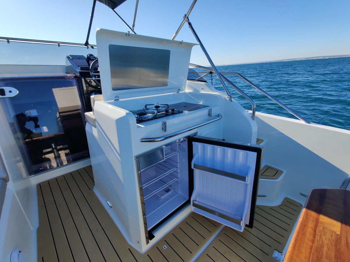 Barco a motor - Nuva Yachts - 10 personas