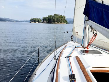 Sailing on a sailboat along the Vigo estuary