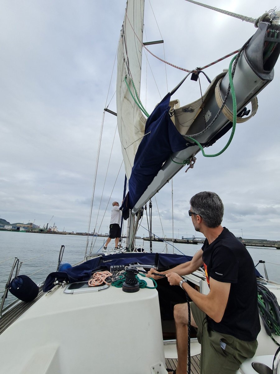 Segelboot-Navigation von Getxo, Ankern und Schwimmen in der Piazza