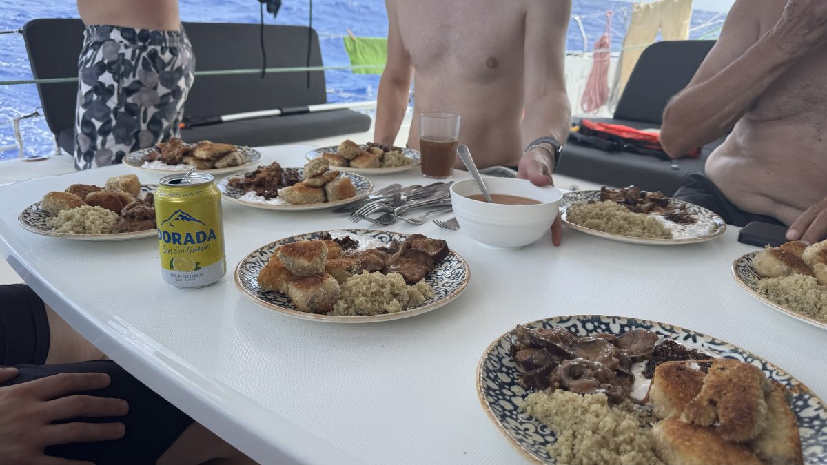 Erlernen Sie das Segeln auf dem blauen Ozean mit unseren Segelkursen.