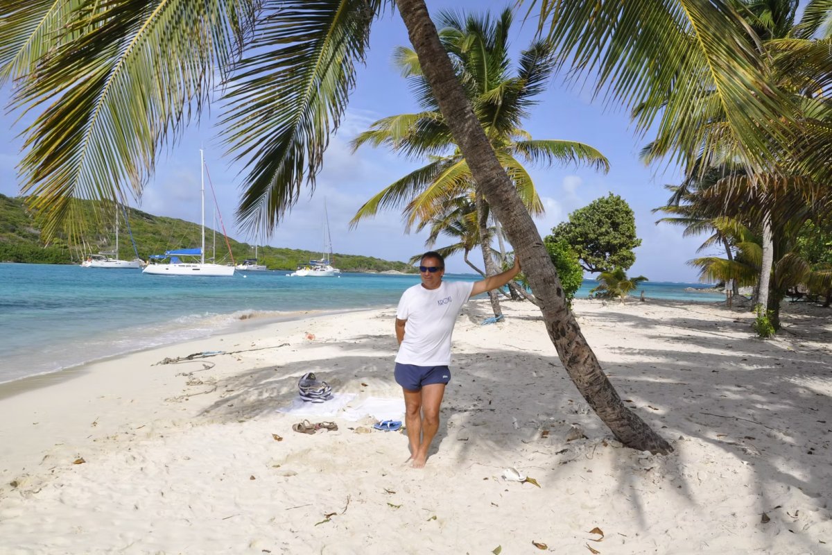 Naviga in acque tropicali con un catamarano