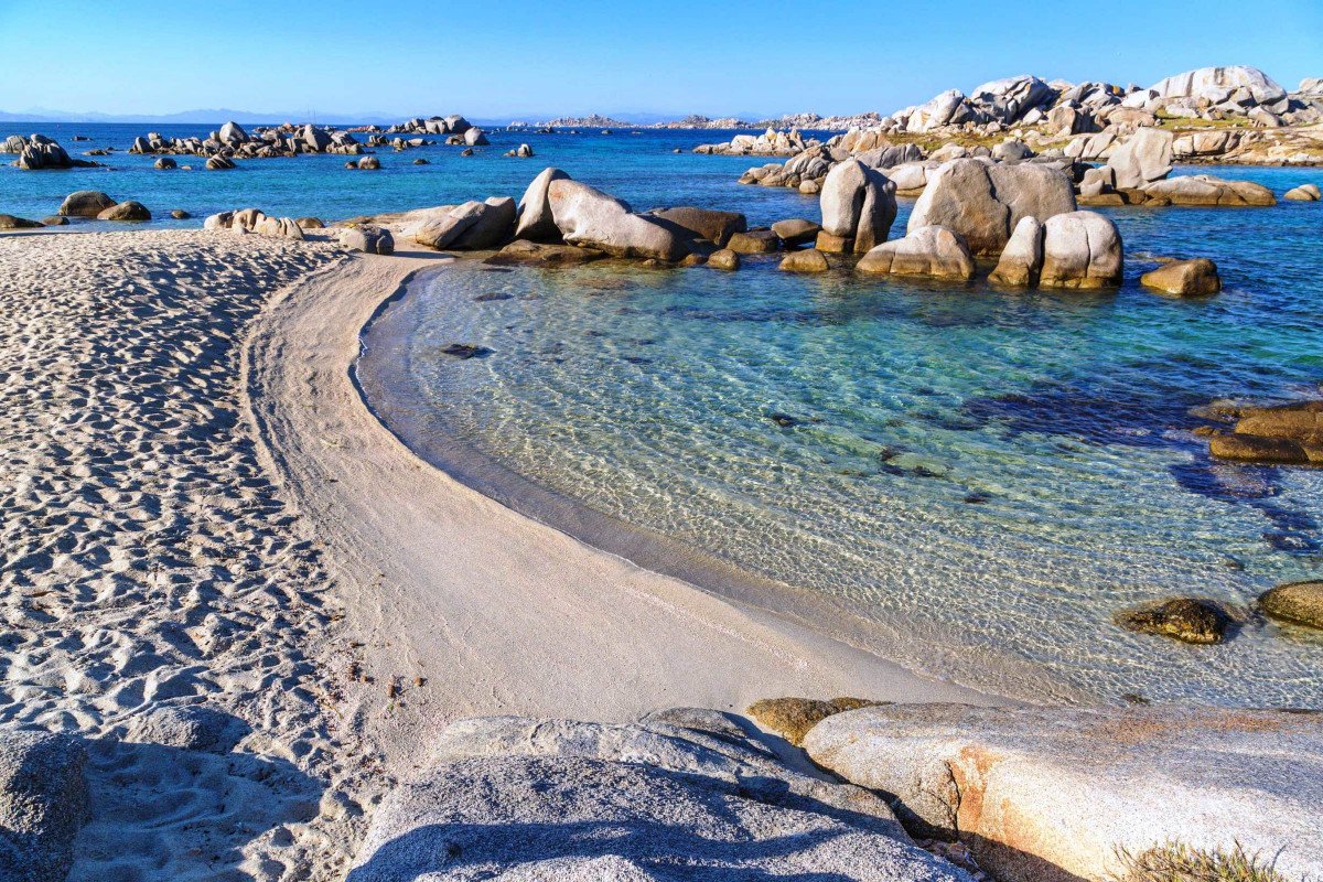 Catamarano in Sardegna: Scopri acque cristalline e spiagge incontaminate.
