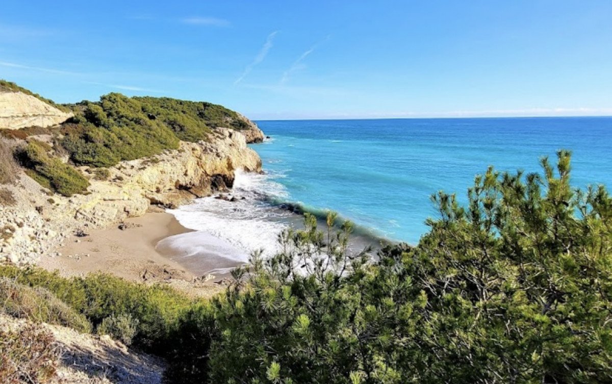 Experiencia de navegación en velero desde Castelldefels, Barcelona a una cueva en Sitges