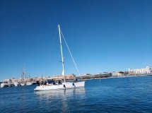 Navega por el Mediterráneo desde Valencia hacia Ibiza.