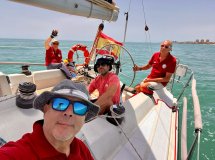 Gruppo di adulti che apprendono a navigare su una barca a vela ad Alicante
