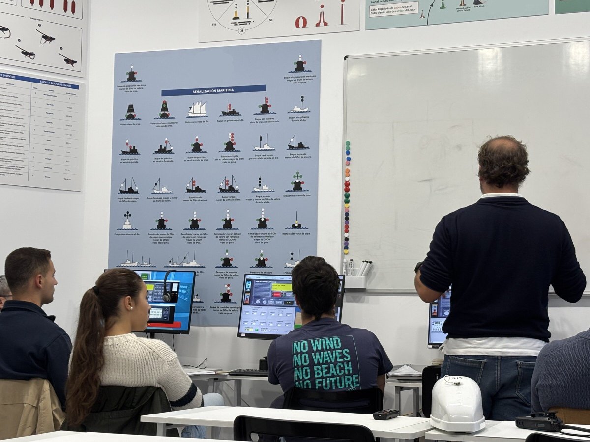 Curso de navegación PER con estudiantes en la cubierta