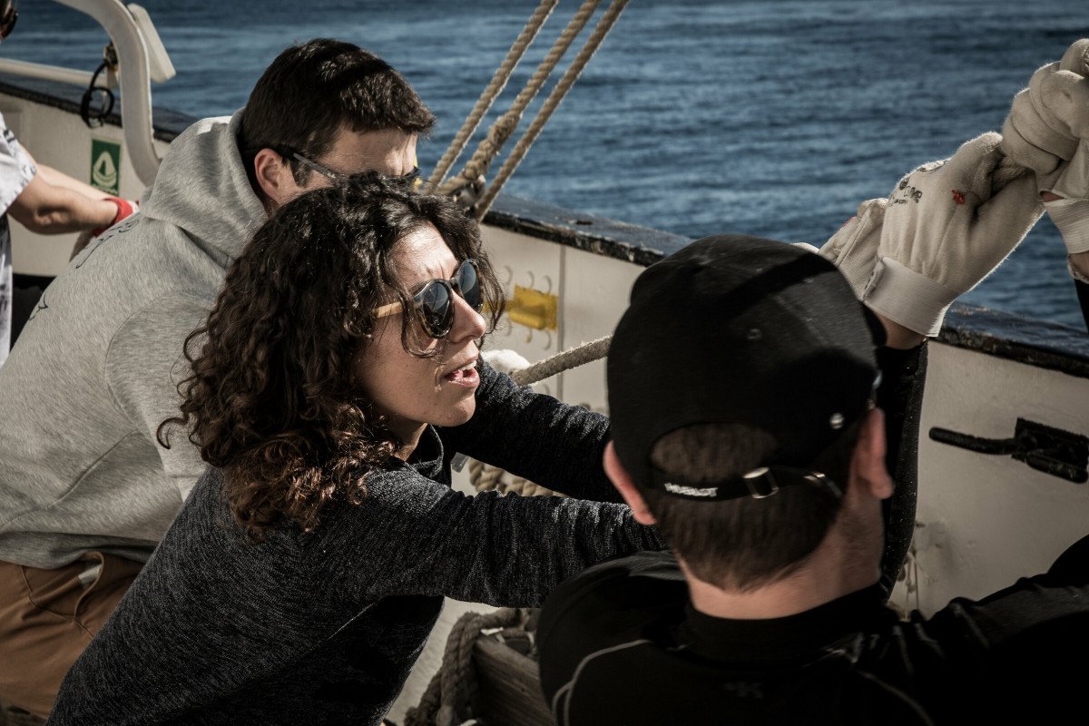 Relajándose en la cubierta de un barco de vela