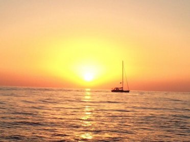 Singles en el mar: Conexiones y diversión en velero desde Sitges