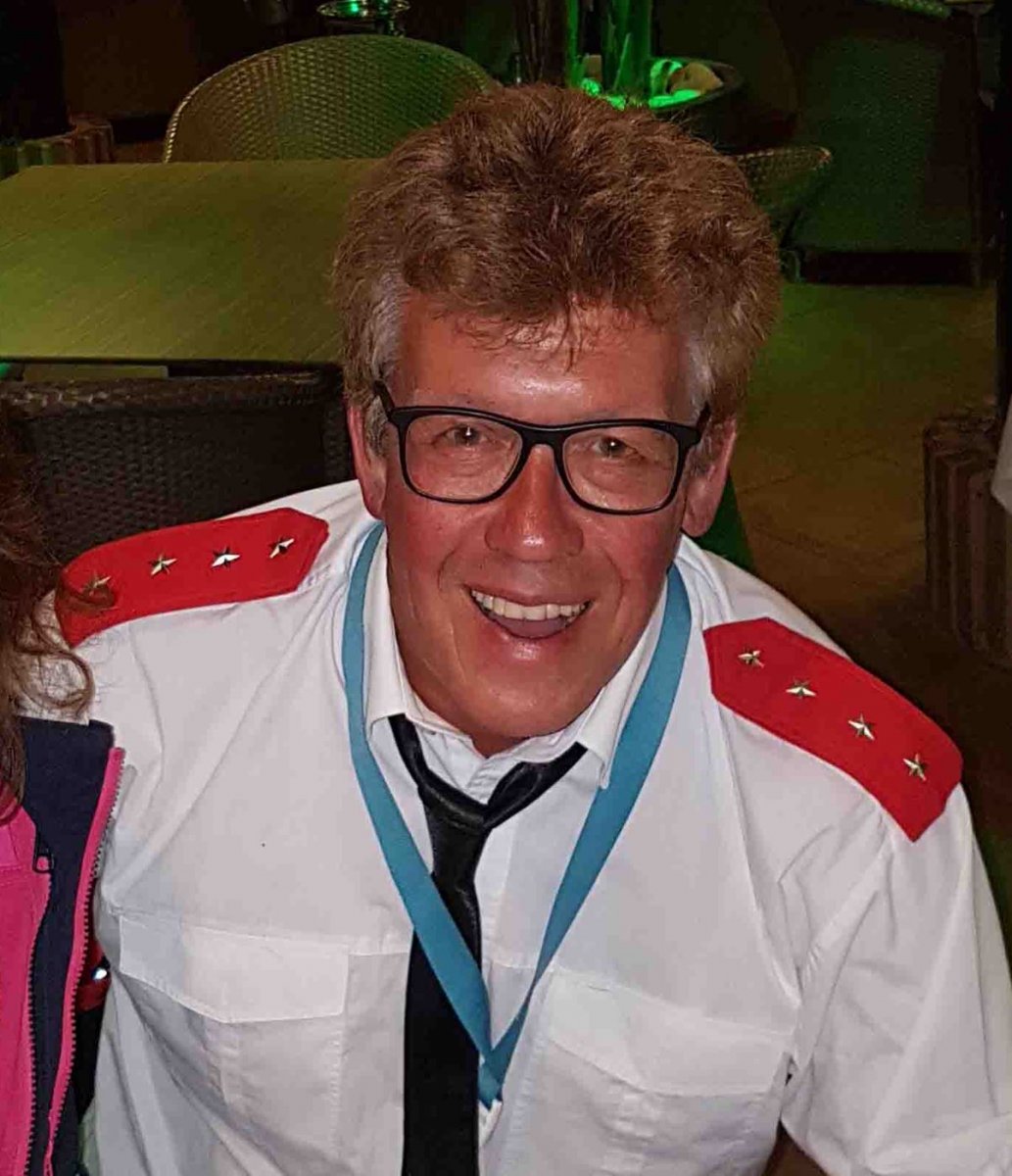 Gruppo di marinai in navigazione in mare aperto