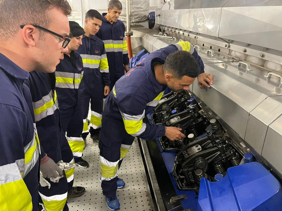 Vive la experiencia de navegar en un barco de lujo