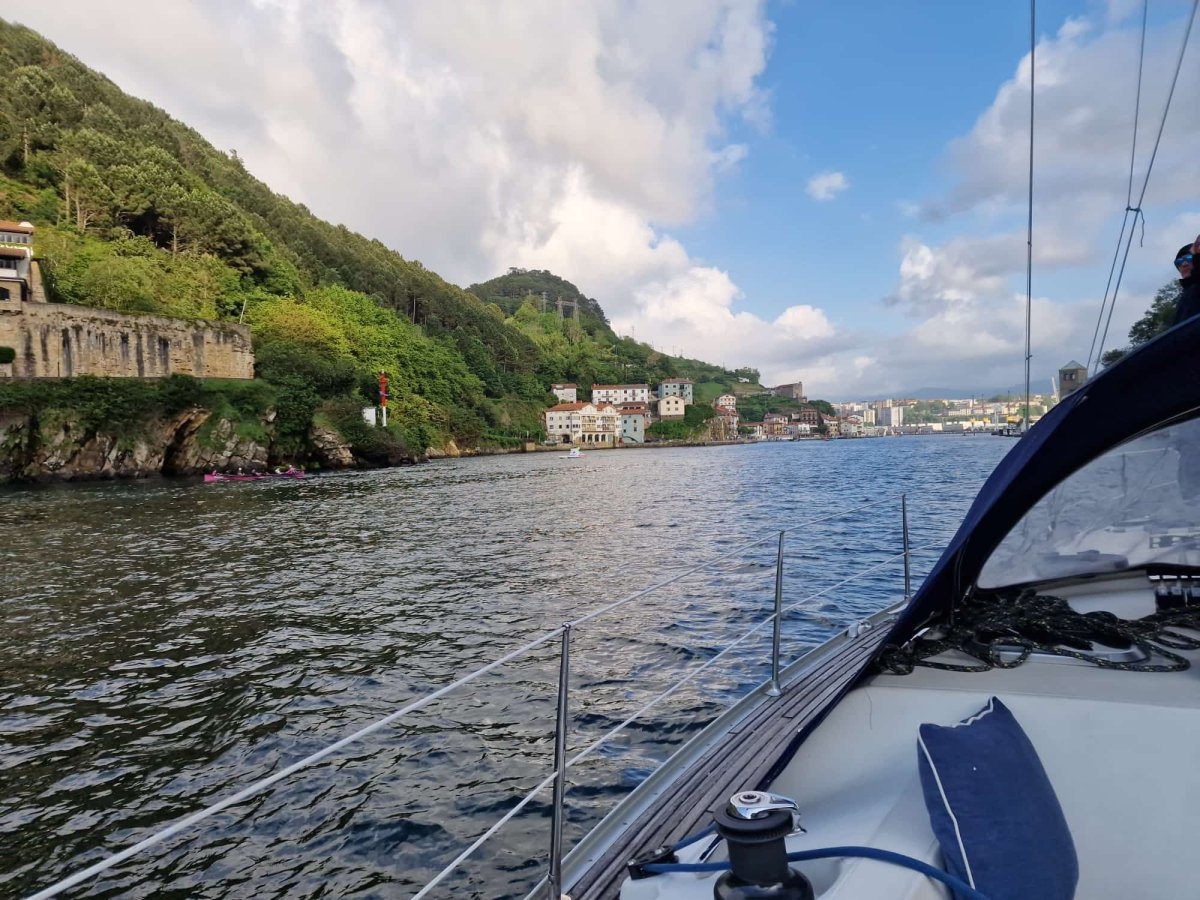 A bordo de un yate en Getxo, cursos de patrón