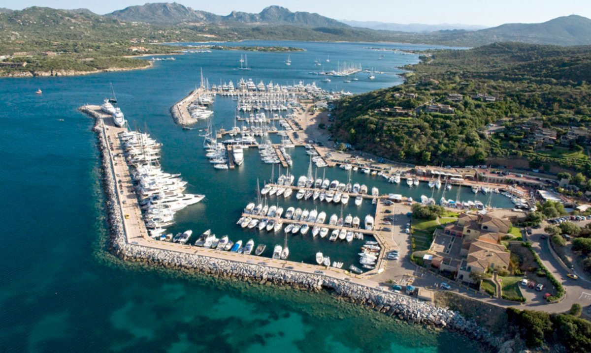 Navega a la isla de Budelli en un crucero en catamarán por el Mediterráneo
