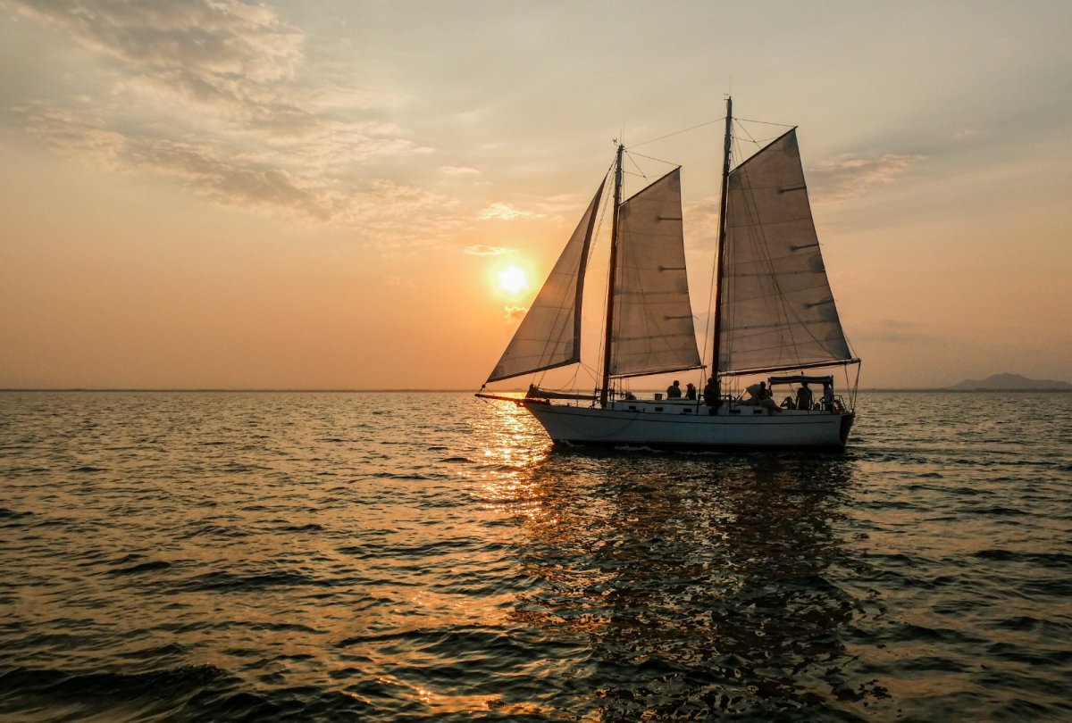 Puesta de sol en velero clásico