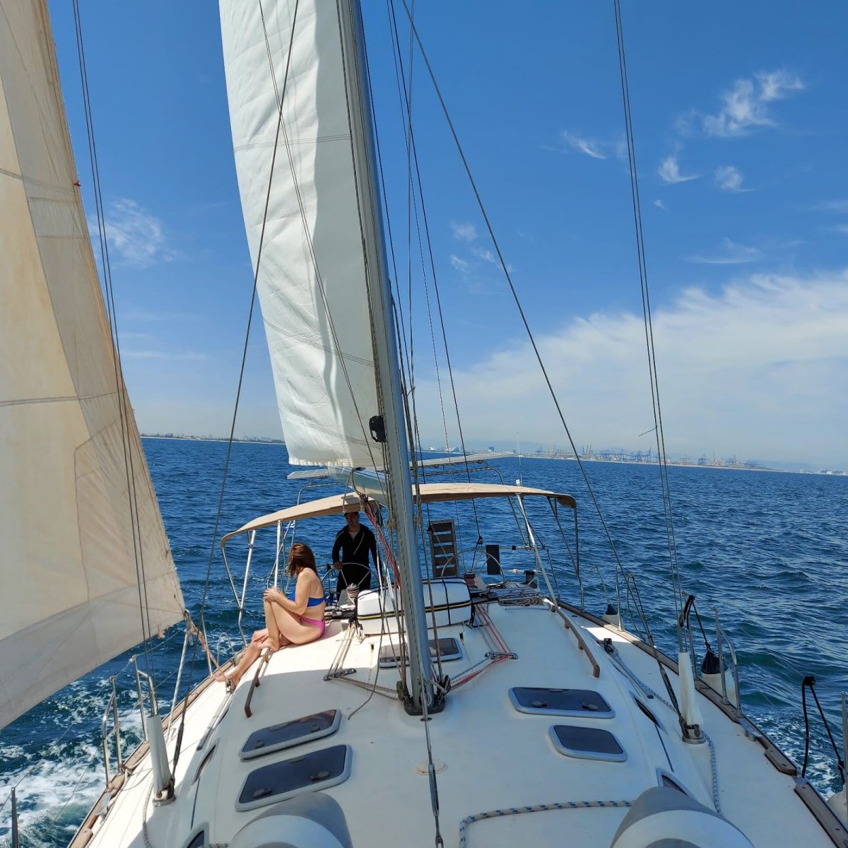 Sailboat navigation with panoramic views