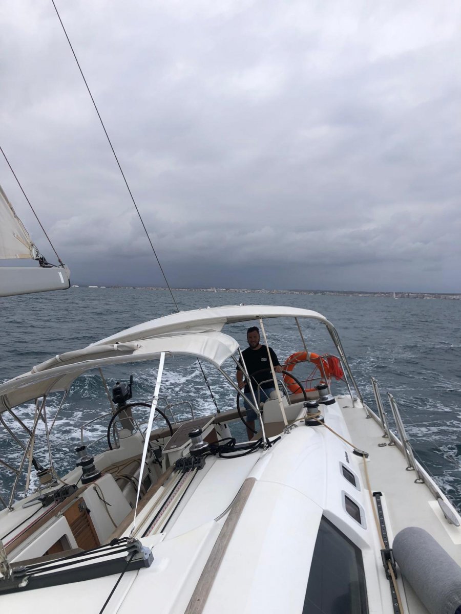 Vuela sobre las olas en nuestro crucero a dos islas desde Alicante