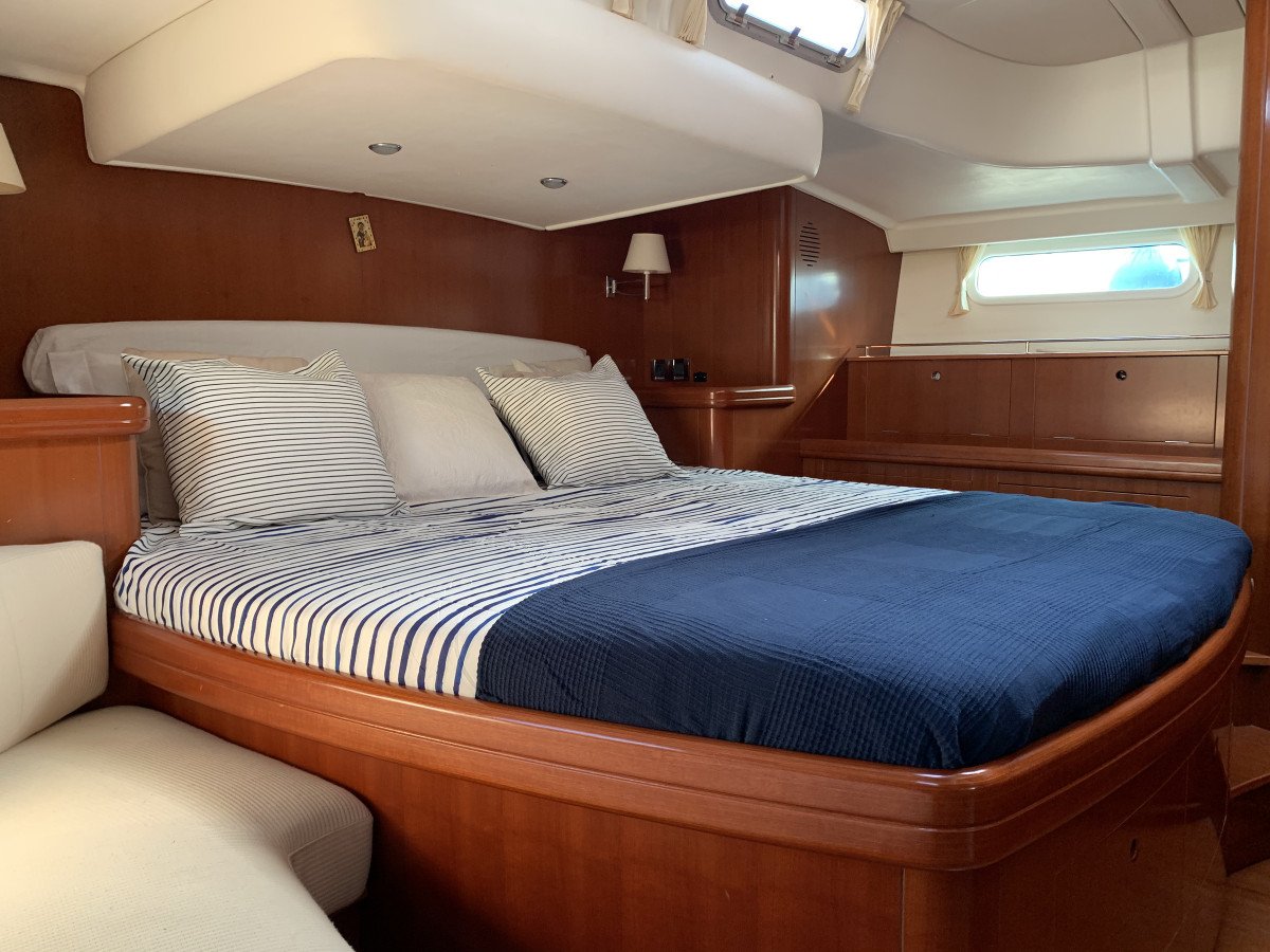 Boot im Meer mit Landschaft von Ibiza und Formentera