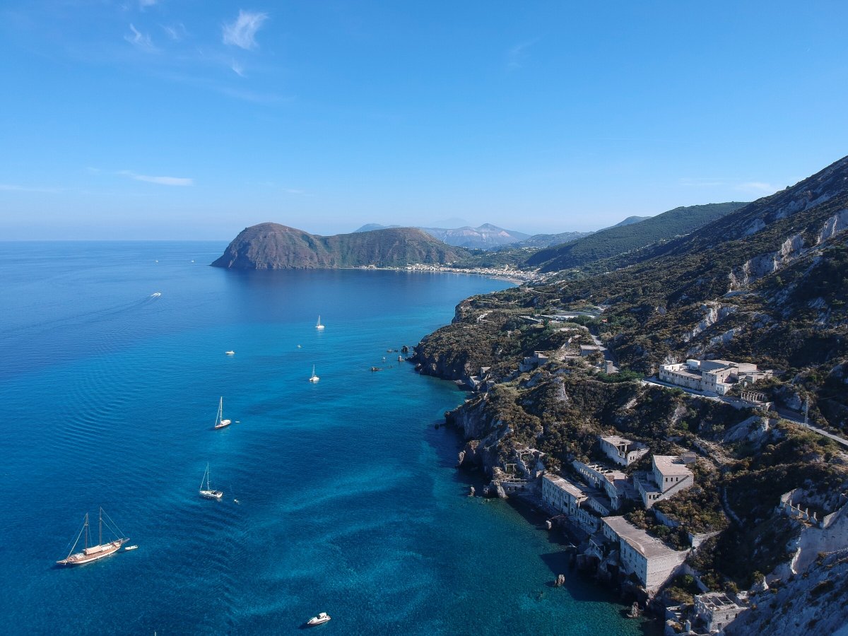 Explora las aguas azules y claras de las islas Eolie en barco a vela