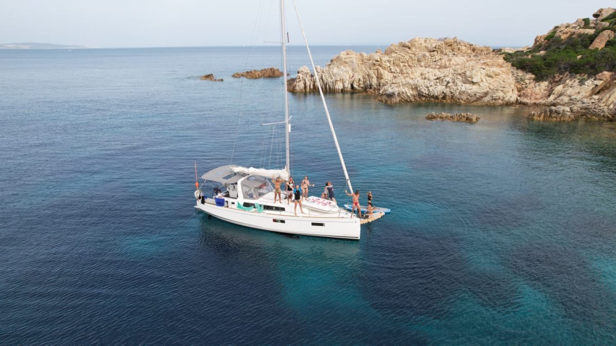 Una persona gestisce una barca in mare