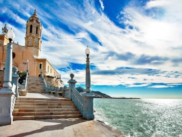 Paseo en velero en Sitges, con visita a bodega con degustación